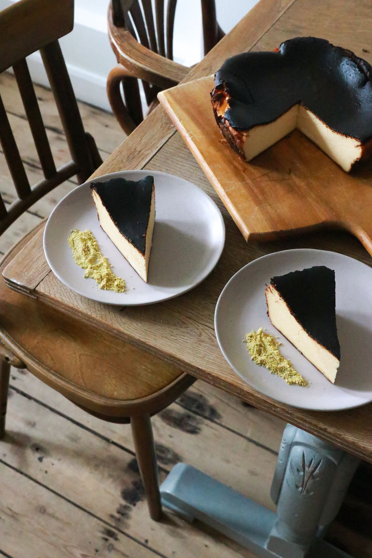 Dilimlenmiş San Sebastian cheesecake