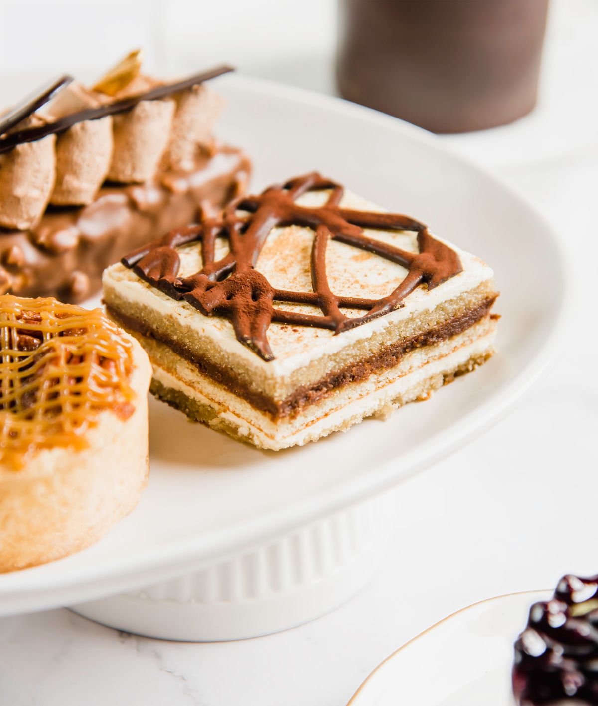 Kakao tozu serpilmiş tiramisu